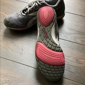 Reebok Shoes - Reebok size 9 sneakers. In amazing condition! Reebok Shoes - Reebok size 9 sneakers. In amazing condition!
